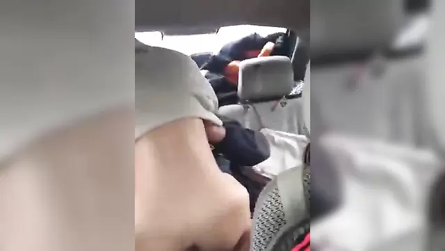 İncecik Kırgızistanlı genç kız, arkadaşının koca aletine binip üstünde deli gibi gidiyor.