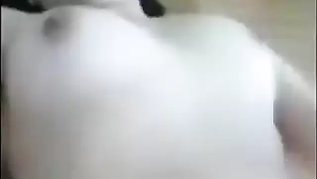 Genç Kırgızistanlı hatun, dik memeleriyle amını şımartıyor.